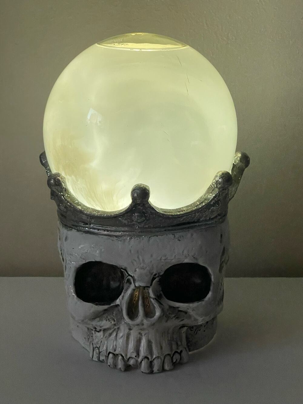 7.5"H Halloween Skull w/Crown LED Lighted Swirling Smoky Water Globe USED